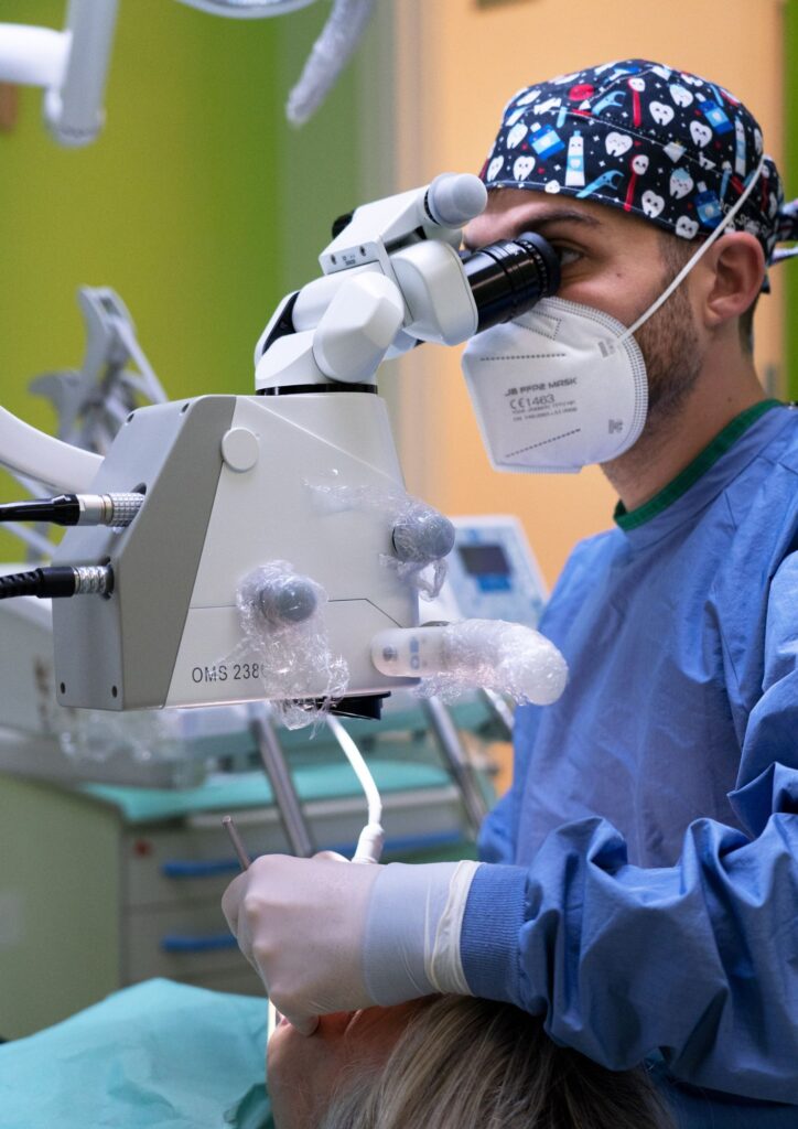 microscopio dentista cagliari calabrese dental clinic